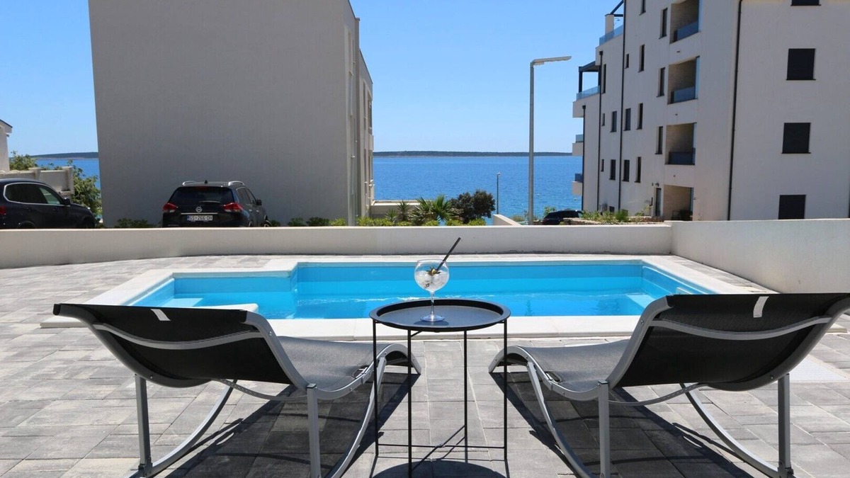 Mandre Apartment | Sunshine Apartment with a Private Pool by the Beach TWO – Mandre, Pag