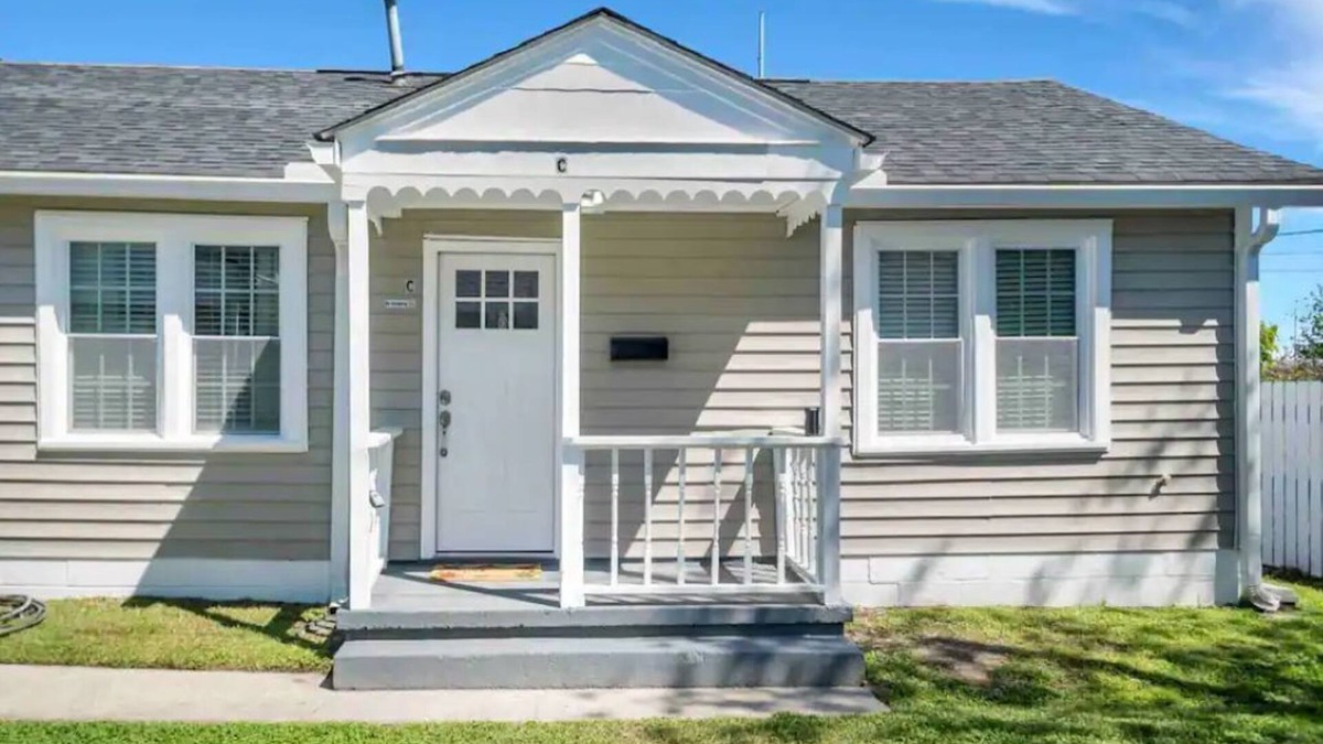 North Charleston Apartment | Sunshine Bungalow Minutes from DowntownCharlestonn