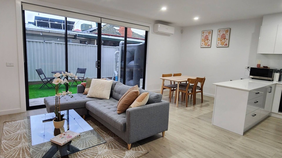 Sunshine House | Sunshine Central Unwind Retreat SPA Bath New 2 Bedroom House