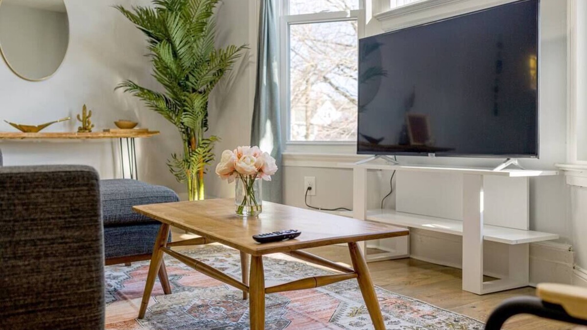 East Rock Apartment | Sunshine Central | Yale | 3BR | Prking | Wshr/Dryr