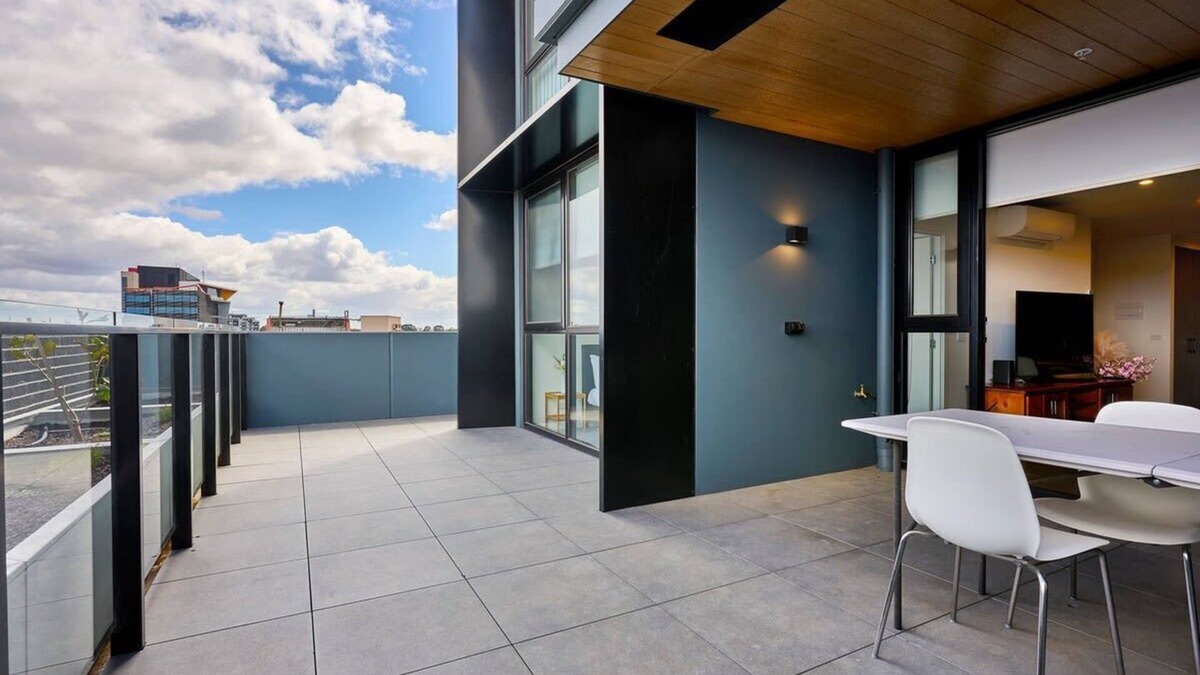 Sunshine Apartment | Sunshine Cityscape Modern 2-Bed Retreat