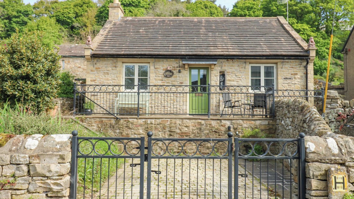 Preston-under-Scar Cottage | SUNSHINE COTTAGE, pet friendly, with a garden in Leyburn