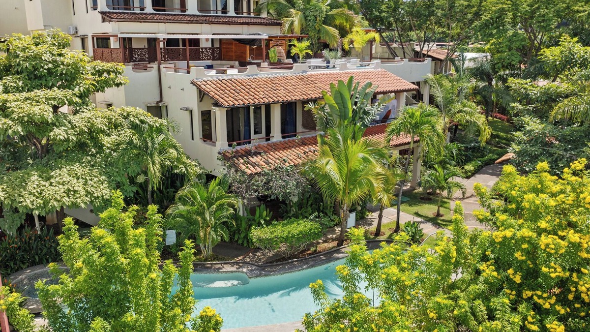 Coco Sunset Hills Condo | Sunshine Escape with a Rooftop Patio