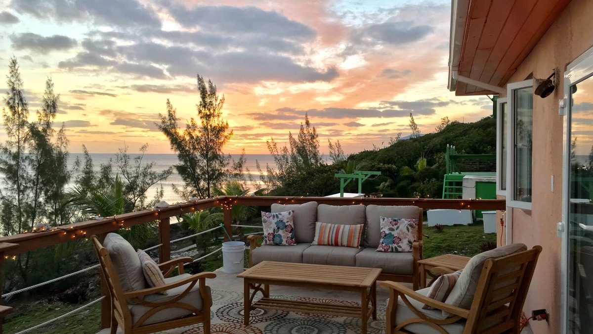 Rainbow Bay Villa | Sunshine☀️House, with private water entry and high-speed Internet.