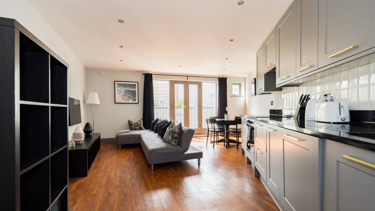 St. Mary's Park Apartment | Sunshine In My Mood – 2 Bedroom Flat in Battersea