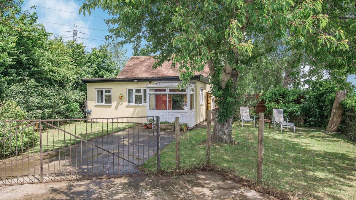 Fiddington Cottage | SUNSHINE LODGE, pet friendly, character holiday cottage in Stogursey