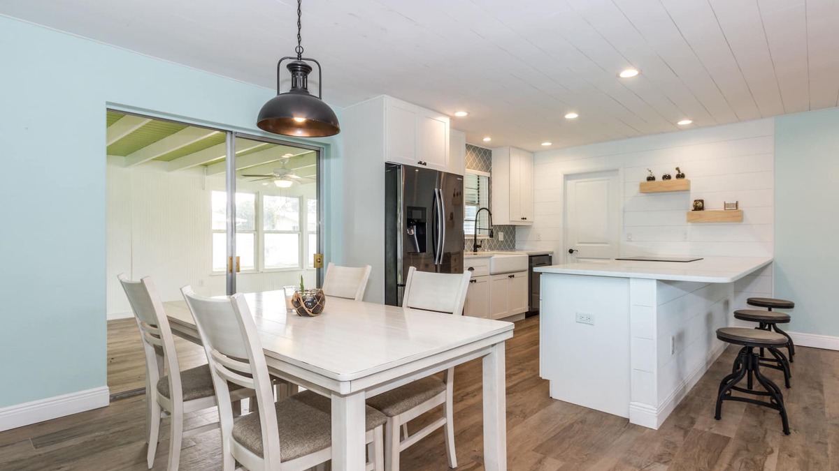 Villas House | Sunshine Stay, Central Fort Myers Gated Yard