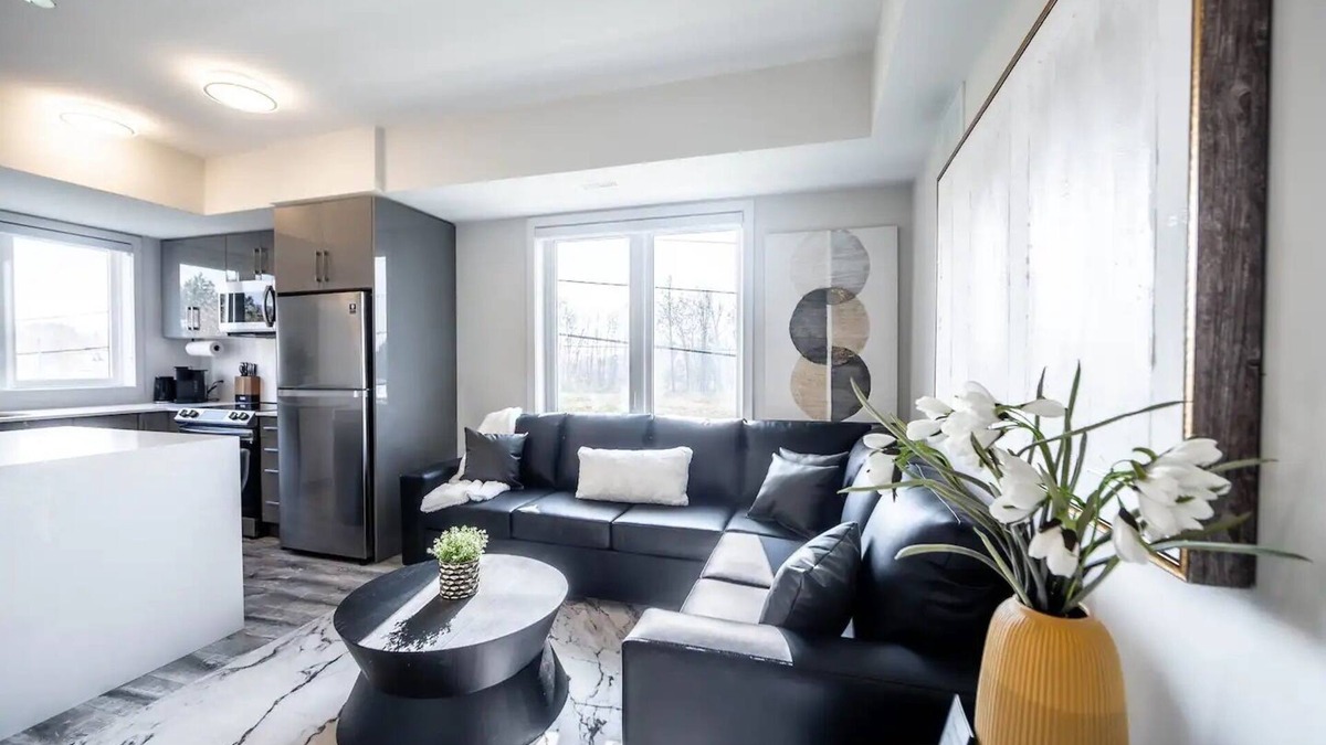 Niagara Falls House | *Sunshine x Falls* A Pristine Stacked Town + Parking