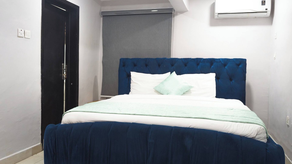 Somolu Apartment | Sunstone welcoming apartment with AC in lively Lagos