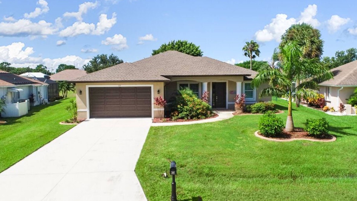 Pinehurst House | Suntan | Canal view | Pool | Bikes