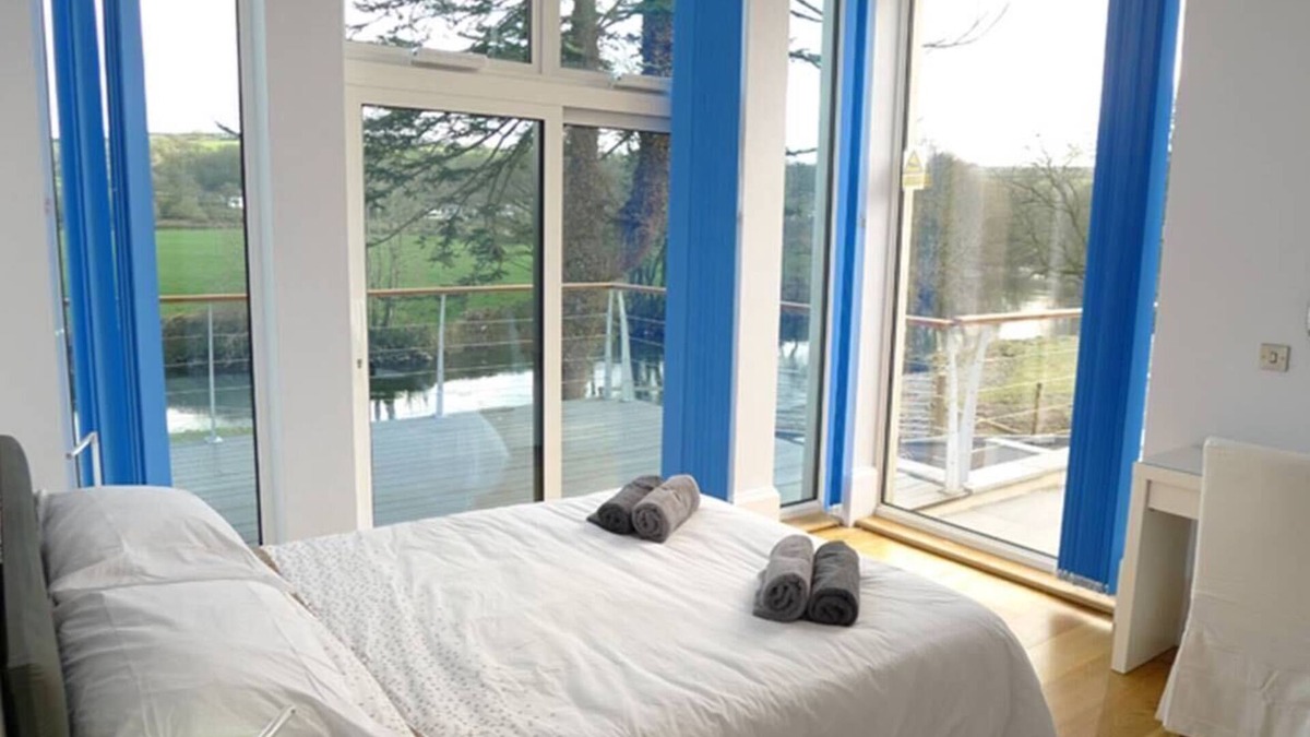 Newcastle Emlyn House | Suo Gân. Wales Luxury Modern Riverside Holiday Home.