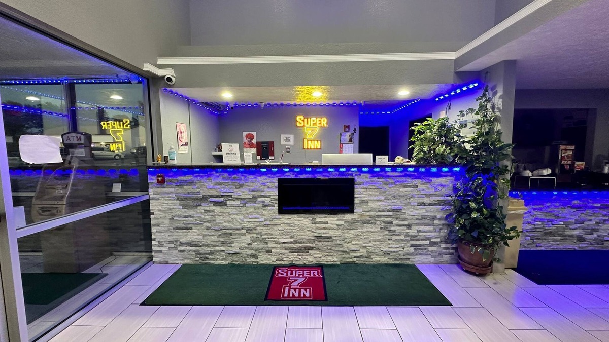 Tecumseh Hotel | Super 7 Inn