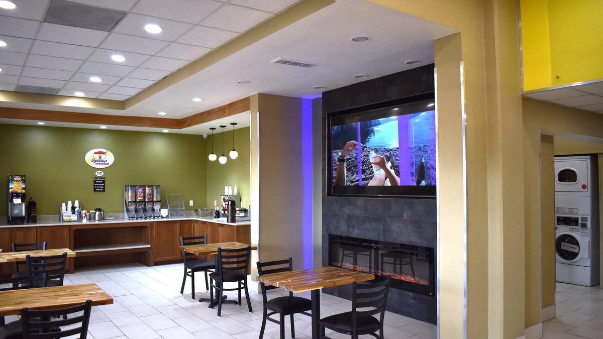 Northwest Colorado Springs Hotel | Super 8 by Wyndham Colo. Sprs. Garden Of The Gods
