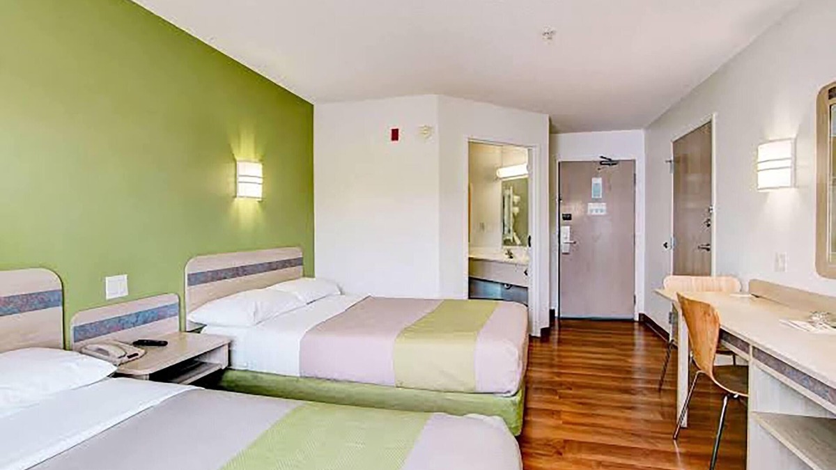 Aurora Hotel | Super 8 by Wyndham Aurora East