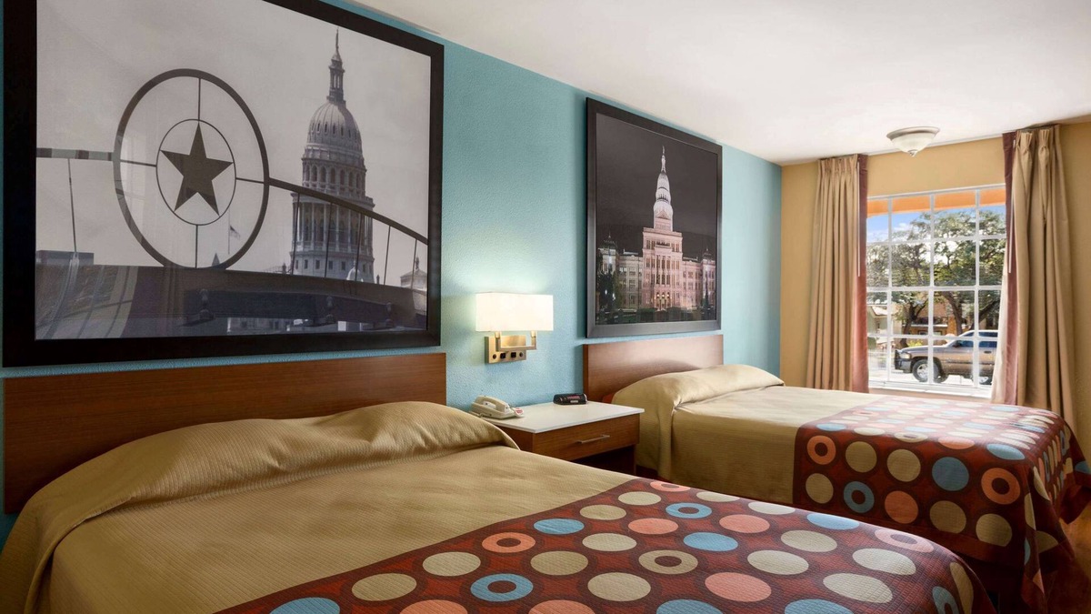Swede Hill Hotel | Super 8 by Wyndham Austin Downtown/Capitol Area