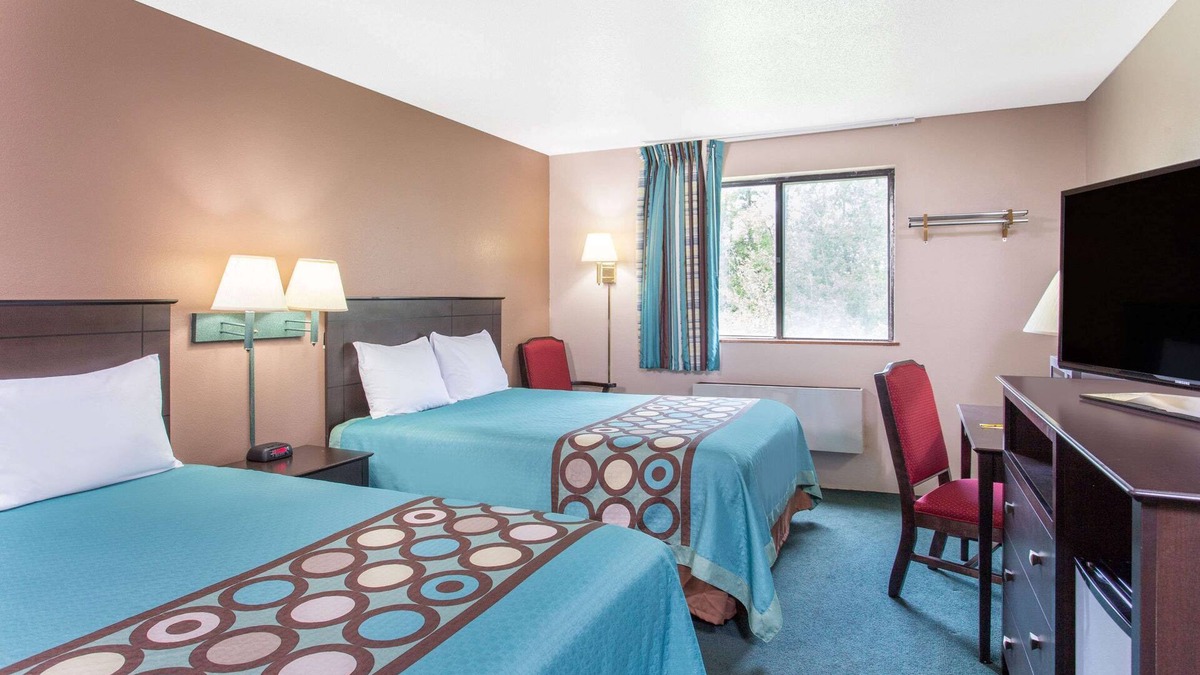 Austin Hotel | Super 8 by Wyndham Austin MN