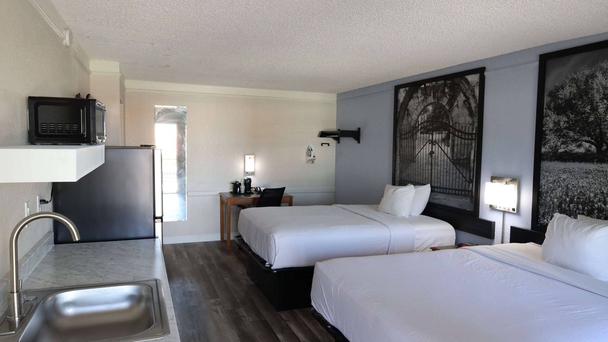 East Congress Hotel | Super 8 by Wyndham Austin South/I-35