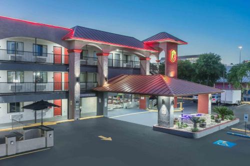 North Loop Hotel | Super 8 by Wyndham Austin University/Downtown Area