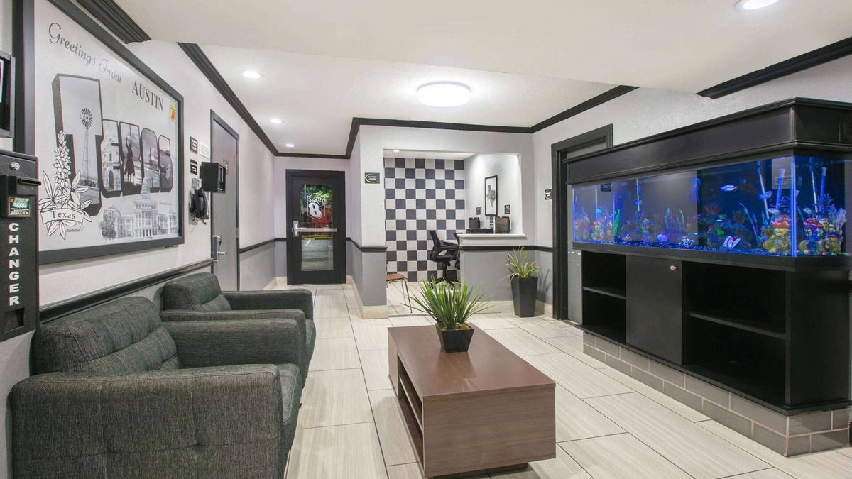 North Loop Hotel | Super 8 by Wyndham Austin University/Downtown Area