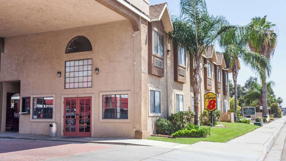 Pumpkin Center Hotel | Super 8 by Wyndham Bakersfield South CA