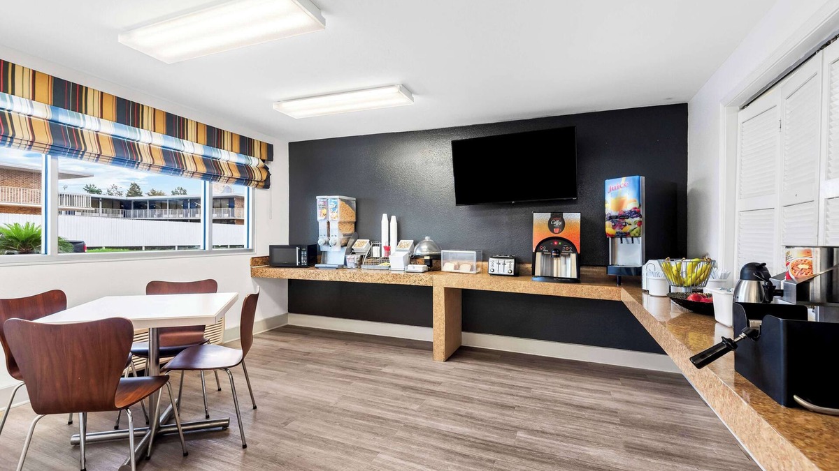 Baton Rouge Hotel | Super 8 by Wyndham Baton Rouge/I-10