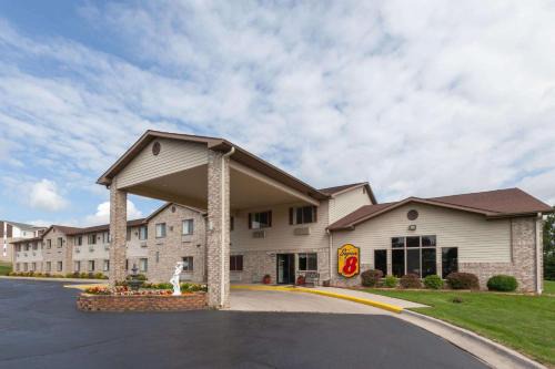 Big Rapids Hotel | Super 8 by Wyndham Big Rapids