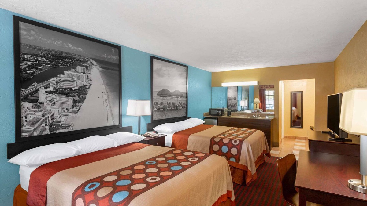 Trailer Estates Hotel | Super 8 by Wyndham Bradenton Sarasota Area