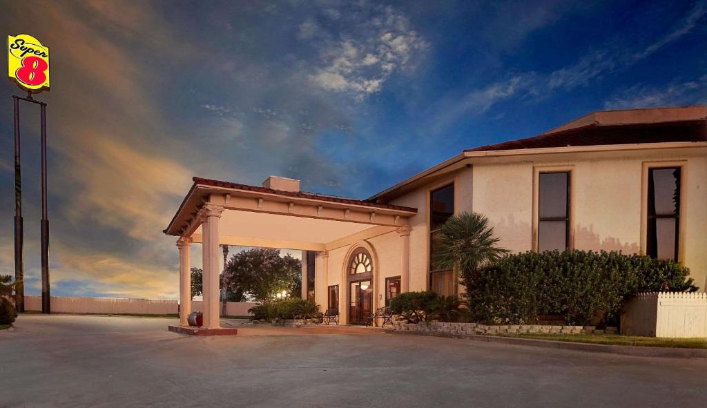 Northwest Corpus Christi Hotel | Super 8 by Wyndham Corpus Christi Northwest