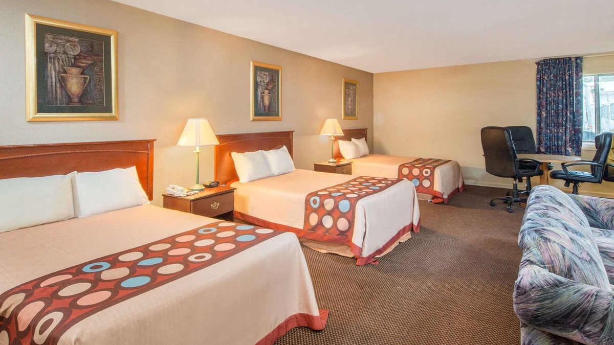 Centerville Hotel | Super 8 by Wyndham Centerville-Richmond