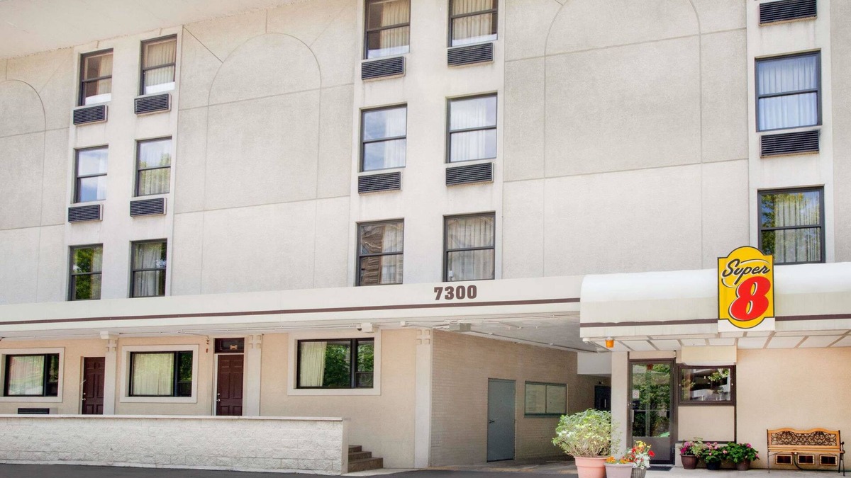 Rogers Park Hotel | Super 8 by Wyndham Chicago IL