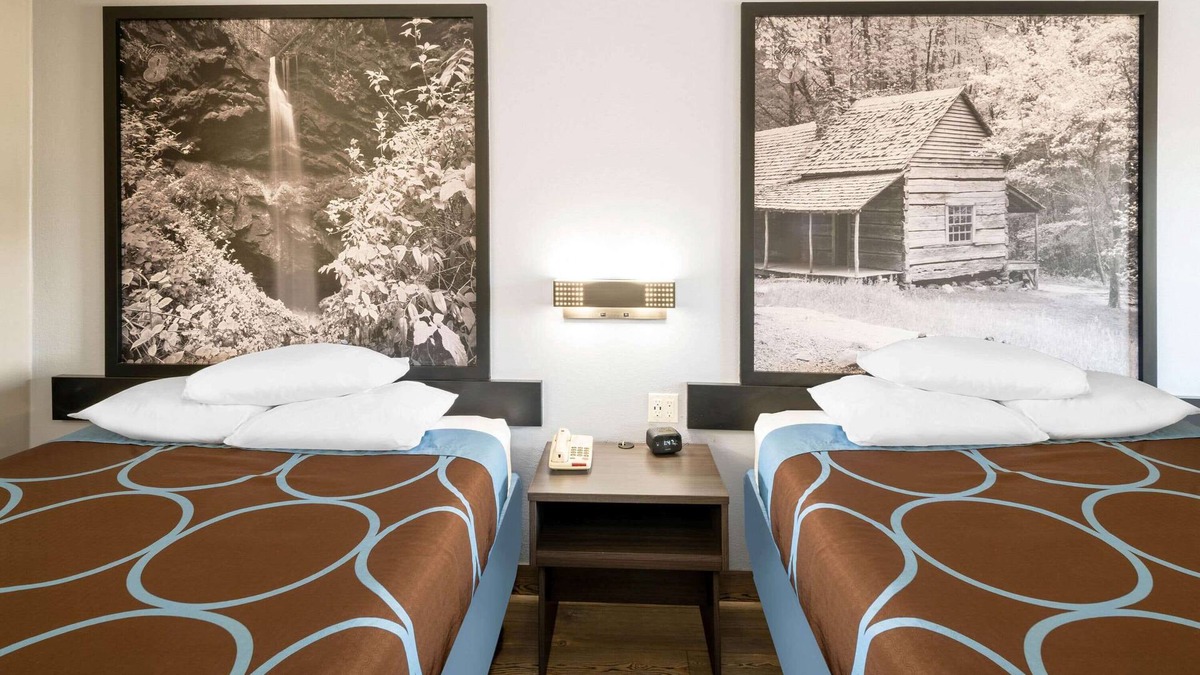 Cleveland Hotel | Super 8 by Wyndham Cleveland