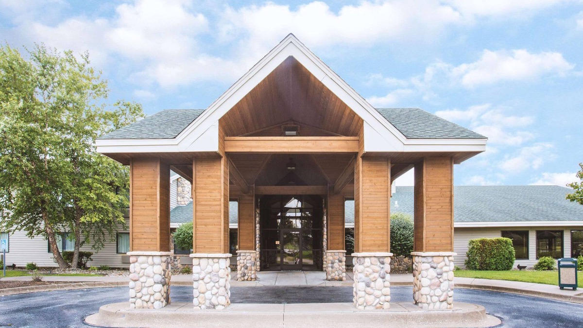 Quad Cities Hotel | Super 8 by Wyndham Davenport