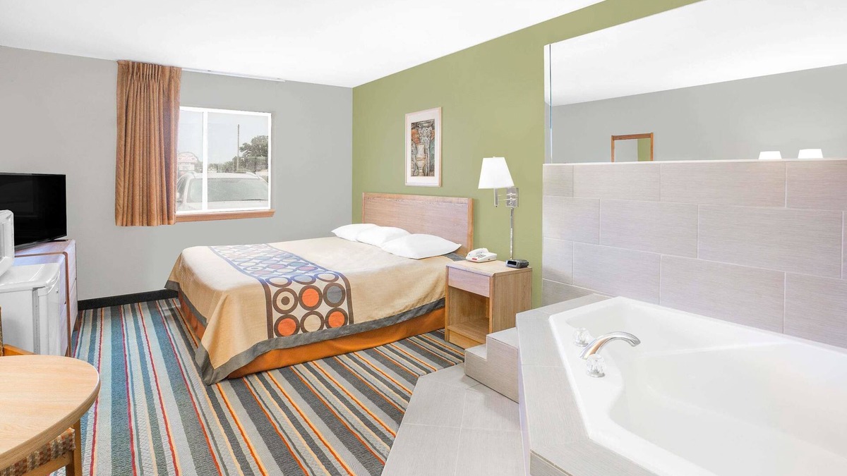 Carbon Cliff Hotel | Super 8 by Wyndham East Moline