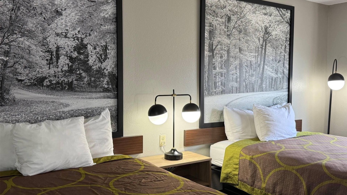 Evansville Hotel | Super 8 by Wyndham Evansville East
