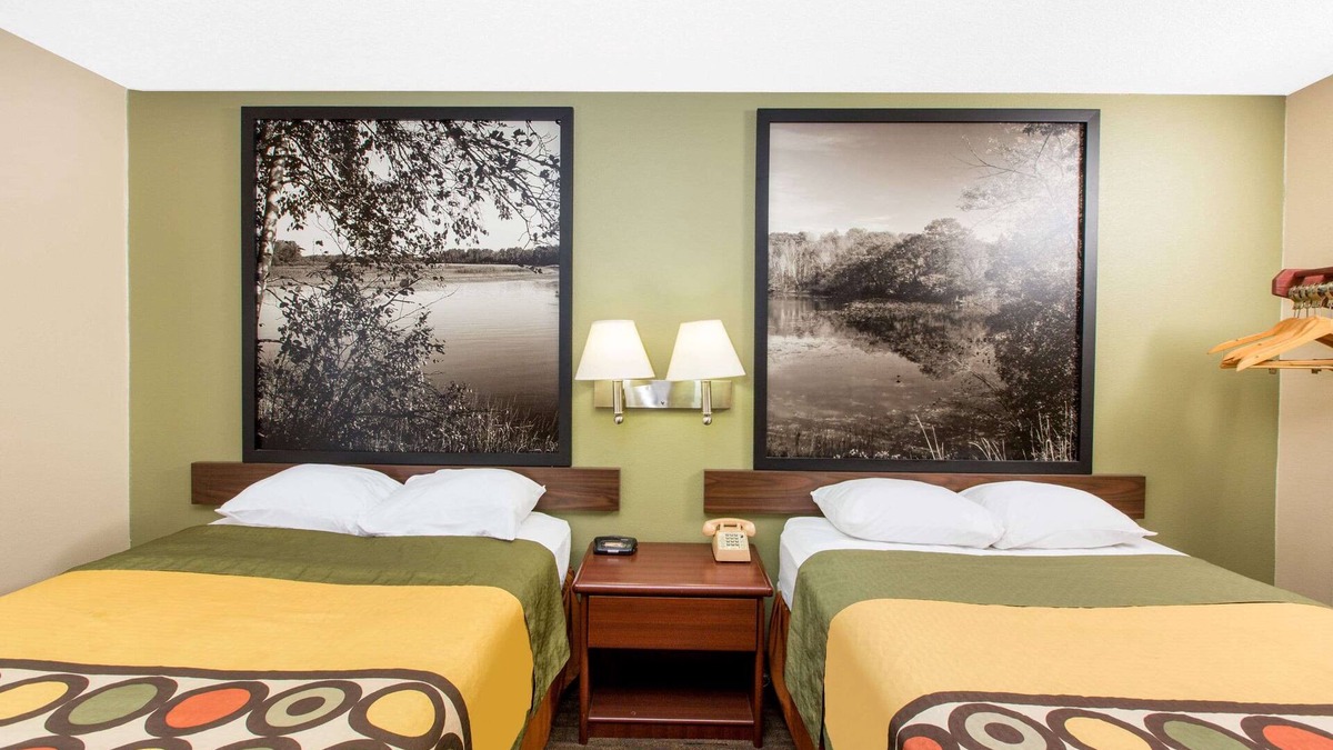 Fairmont Hotel | Super 8 by Wyndham Fairmont