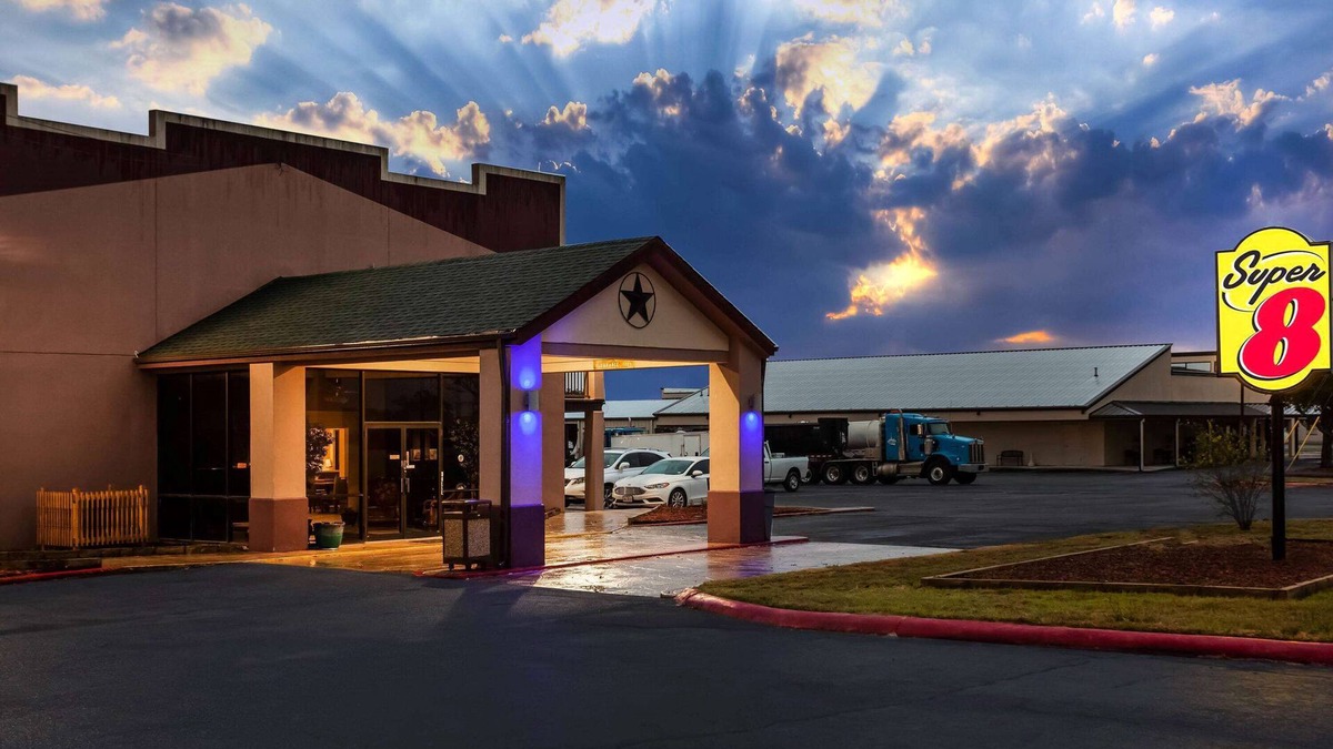 Giddings Hotel | Super 8 by Wyndham Giddings