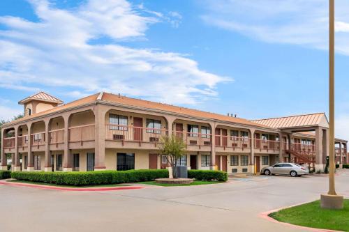South Arlington Hotel | Super 8 by Wyndham Grand Prairie Southwest