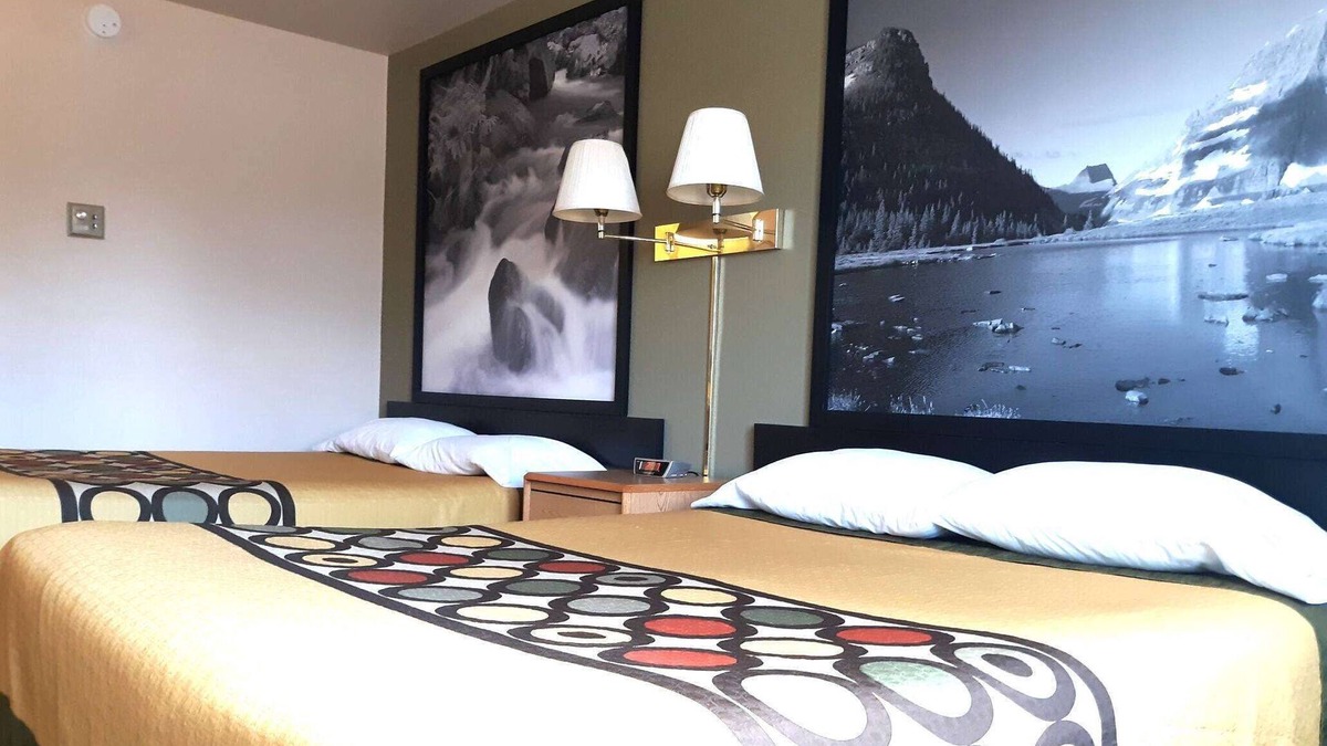 Hamilton Hotel | Super 8 by Wyndham Hamilton