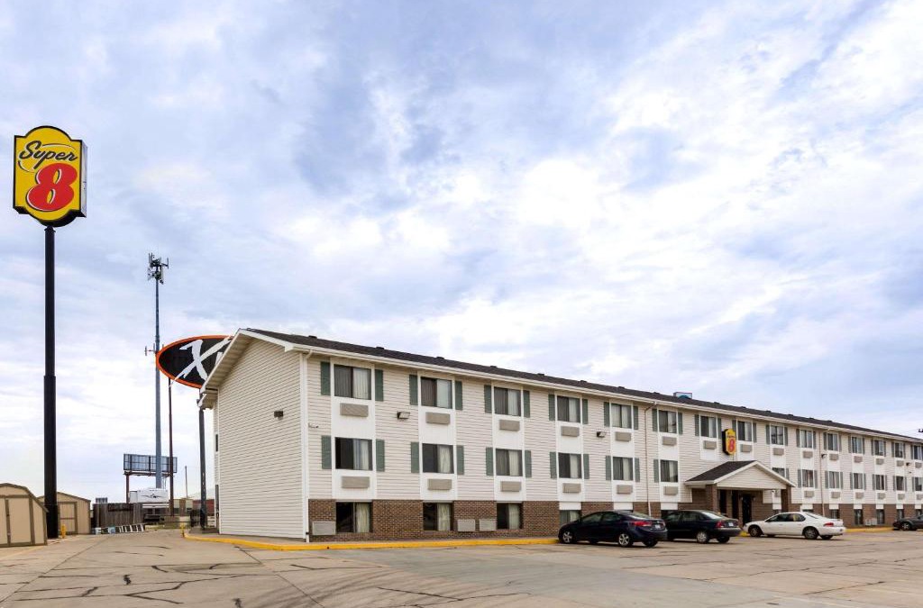 Hays Hotel | Super 8 by Wyndham Hays KS
