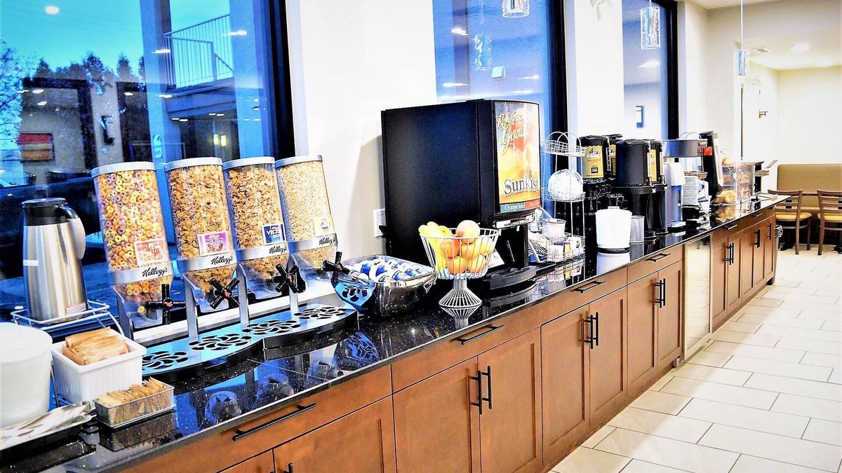 Rutland Hotel | Super 8 by Wyndham Kelowna BC