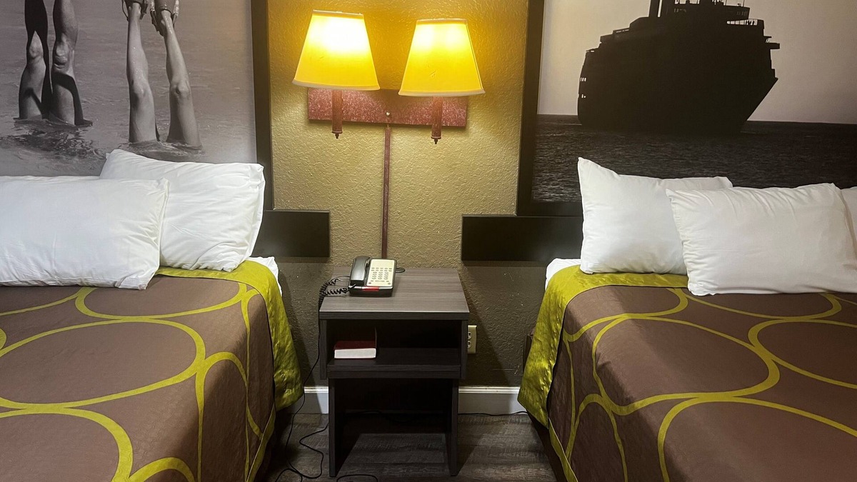 La Marque Hotel | Super 8 by Wyndham La Marque TX/Texas City Area