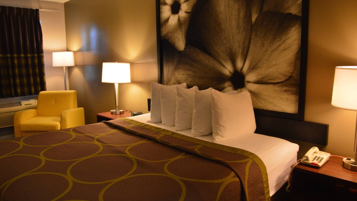 Madison Hotel | Super 8 by Wyndham Madison