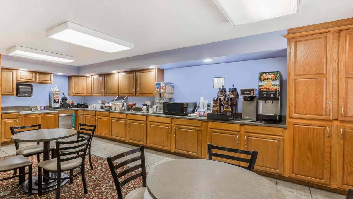 Manhattan Hotel | Super 8 by Wyndham Manhattan KS