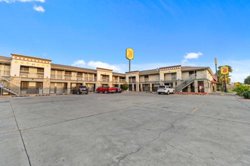McAllen Hotel | Super 8 by Wyndham McAllen-Downtown-Airport-LA Plaza Mall