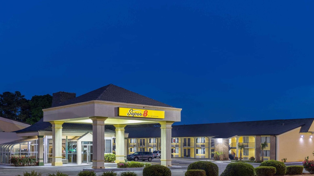 McDonough Hotel | Super 8 by Wyndham McDonough GA