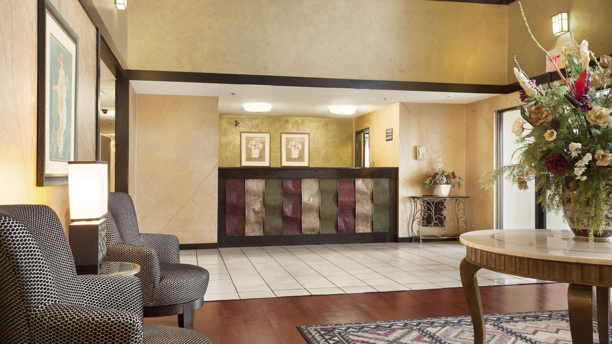 Milwaukee Hotel | Super 8 by Wyndham Milwaukee Airport