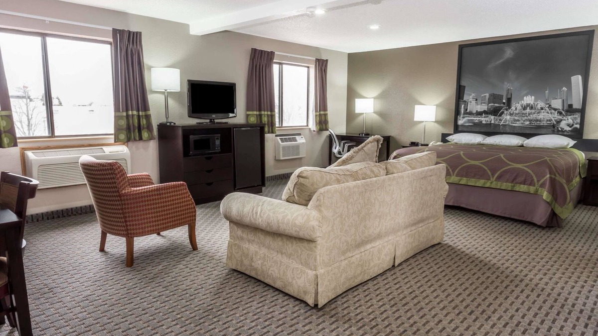 Mundelein Hotel | Super 8 by Wyndham Mundelein/Libertyville Area