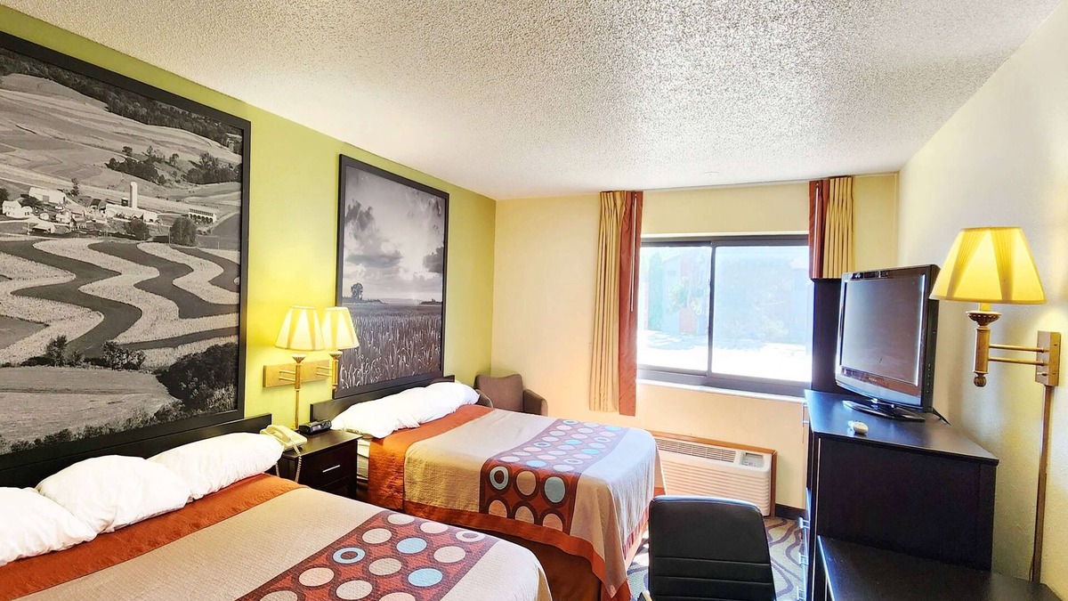 Newton Hotel | Super 8 by Wyndham Newton