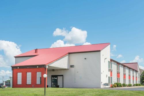 O'Fallon Hotel | Super 8 by Wyndham O'Fallon MO/St. Louis Area