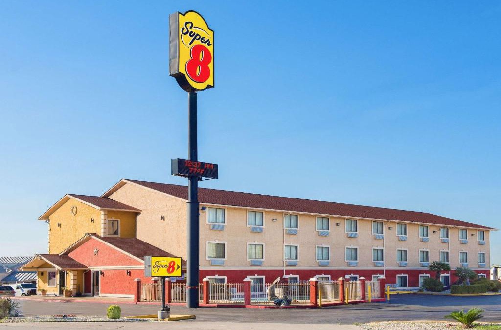 North San Antonio - SAT Hotel | Super 8 by Wyndham San Antonio/I-35 North